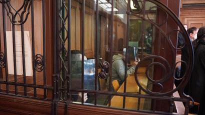 Bild: Joerg Carstensen/dpa
Die beiden Angeklagten sitzen in einem Gerichtssaal des Landgerichts in Berlin-Moabit.