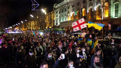 Bild: Shakh Aivazov/AP/dpa
Demonstranten in der georgischen Hauptstadt Tiflis solidarisieren sich mit der Ukraine.