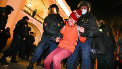 Bild: Dmitri Lovetsky/AP/dpa
Die Polizei in St. Petersburg nimmt einen Demonstranten während einer Aktion gegen Russlands Invasion in die Ukraine fest.