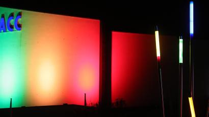 Bild: Wolfgang Steinbacher
Das ACC in Amberg leuchtet in Regenbogenfarben. Als ein Symbol für den Frieden.