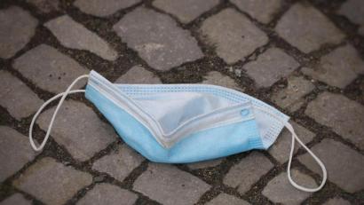Bild: Soeren Stache/ZB/dpa/Symbolbild
Eine Schutzmaske für Mund und Nase liegt in der Stadt auf einem Fussweg.