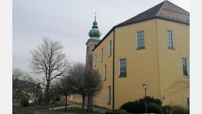 Bild: Winderl, Kristin [wrl]
Die Oberviechtacher Kirche St. Johannes der Täufer: Bald wird in Oberviechtach und anderen Pfarreien der Pfarrgemeinderat gewählt. Die Kandidaten reichen dazu aus, es könnten jedoch mehr sein.