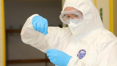 Archivbild: Wolfgang Steinbacher
Ein ehrenamtlicher Helfer steckt ein Teststäbchen ins Röhrchen: Im Februar waren es rund 10.000 Corona-Schnelltests, die Bürger bei den BRK-Teststationen im ganzen Landkreis machen ließen.