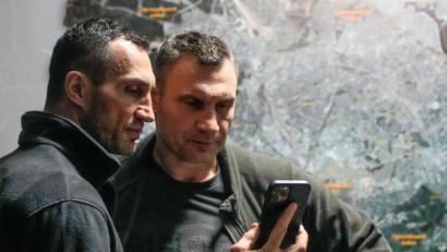 Bild: Efrem Lukatsky/AP/dpa
Vitali Klitschko (r), Bürgermeister von Kiew und ehemaliger Box-Profi, und sein Bruder Wladimir Klitschko, ebenfalls ehemaliger Box-Profi, wollen Kiew verteidigen.