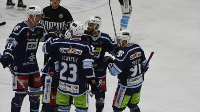Archivbild: gb
Können die Blue Devils auch am Freitag jubeln? Wenn die Weidener gegen die Starbulls Rosenheim drei Punkte einfahren, stehen sie als Hauptrunden-Erster der Oberliga Süd fest.