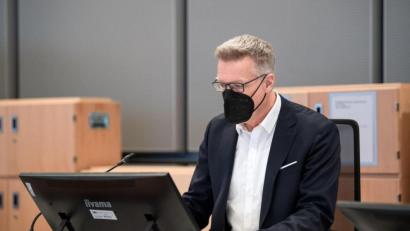 Bild: Sina Schuldt/dpa Pool/dpa
Sebastian Bührmann, der Vorsitzende Richter im Prozess gegen Ex-Vorgesetzte von Serienmörder Niels Högel, in Oldenburg.