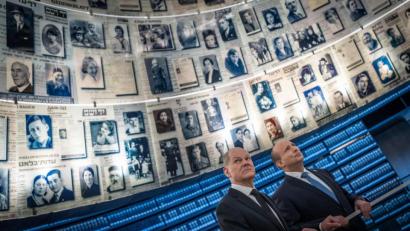 Bild: Michael Kappeler/dpa
Bundeskanzler Olaf Scholz und der israelische  Ministerpräsident Naftali Bennett beim Besuch der Gedenkstätte Yad Vashem.