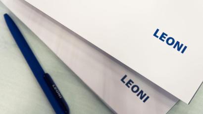 Bild: picture alliance / dpa
Auf einem Tisch liegen mehrere Blöcke und ein Stift mit der Aufschrift "Leoni".