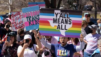 Bild: Bob Daemmrich/ZUMA Press Wire/dpa
Transgender-Jugendliche aus Texas, ihre Angehörigen und Familien versammeln sich vor dem State Capitol und protestieren gegen die Anweisung von Gouverneur Abbott.