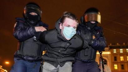 Bild: Dmitri Lovetsky/AP/dpa
Die Polizei nimmt in der russischen Stadt St. Petersburg einen Demonstranten fest.