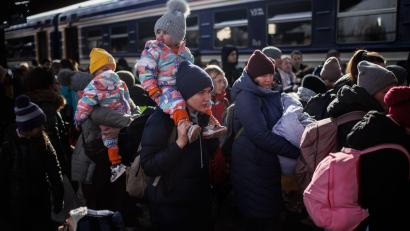Bild: Alejandro Martínez Vélez/EUROPA PRESS/dpa
Eine Gruppe von Geflüchteten aus der Ukraine kommt am Bahnhof von Przemysl in Polen an. Diesen Ort werden auch die Amberger ansteuern, denn dabei handelt es sich um einen wichtigen Grenzbahnhof zwischen Lemberg (Ukraine) und Krakau (Polen).