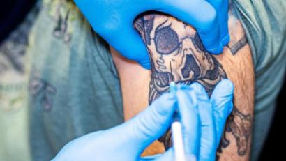 Bild: Moritz Frankenberg/dpa
Impfung mit dem Corona-Impfstoff Nuvaxovid des US-Herstellers Novavax in Braunschweig.