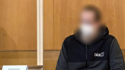 Bild: Karl-Josef Hildenbrand/dpa
Der Angeklagte im Amtsgericht Aschaffenburg. Der 29-Jährige steht wegen fahrlässiger Tötung vor Gericht.