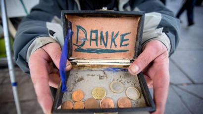 Bild: Friso Gentsch/dpa
Viele Menschen in Deutschland unterstützen andere, die in Not geraten sind, mit einer Geldspende.