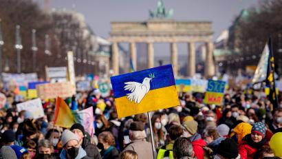 Bild: Kay Nietfeld/dpa
Hunderttausende protestierten am Sonntag in Berlin vor dem Brandenburger Tor gegen den Krieg in der Ukraine. "Das war ein unglaubliches Gefühl, das war irre", sagt Tina Winklmann. Die Abgeordnete erlebt die Demo nach der Bundestags-Sondersitzung.