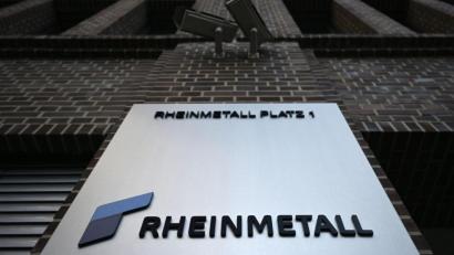 Bild: Federico Gambarini/dpa
Die Aussicht auf milliardenschwere Bestellungen hat den Aktien von Rüstungsunternehmen wie Rheinmetall in einem wegen des Ukraine-Kriegs schwachen Markt Rückenwind verliehen.