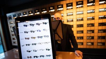 Bild: Christian Charisius/dpa
Sonnenbrillen und andere Brillengestelle verschiedener Hersteller sind auf Tablett-Displays und in den Regalen in der Brillen-Boutique des Hamburger Optikers "Edel-Optics" am Ballindamm zu sehen.