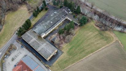 Bild: Ziegler-Group
Das Bild zeigt das Areal im Ortsteil Luhe mit dem u-förmigen Gebäude und der Grünfläche von oben, auf dem die Ziegler-Group 25 bis 30 Einfamilienhäuser erreichten will.