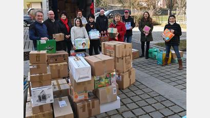 Bild: gf
Weit mehr Hilfsgüter als die Landfläche des Lkw fassen kann, stehen in Poppenricht bereit. Organisiert hat den Hilfstransport Yuliya Bats (Mitte, weißer Pullover). Kinderkleidung und Spielsachen bringt Norma Brand (rechts) aus der Gemeinde Illschwang mit.