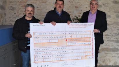 Bild: Stadt Schönsee/exb
Die Spendeninitiative für das Ahrtal erbrachte 1500 Euro. Bürgermeister Reinhard Kreuzer (Mitte) sowie seine Stellvertreter Andreas Hopfner und Josef Fleißer freuten sich über das Ergebnis.