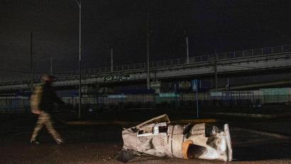 Bild: Andriy Dubchak/AP/dpa
Die Überreste einer russischen Rakete in Kiew.