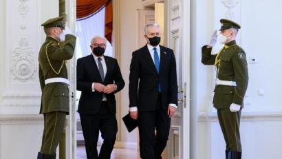 Bild: Bernd von Jutrczenka/dpa
Bundespräsident Steinmeier ist wegen des Krieges in der Ukraine zu einem eintägigen Besuch in Litauen - hier zusammen mit seinem Amtskollegen Gitanas Nauseda.