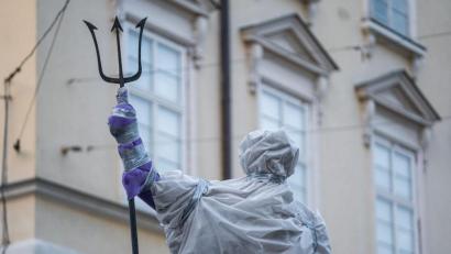 Bild: Pau Venteo/EUROPA PRESS/dpa
Eine Statue im Zentrum von Lwiw wurde zum Schutz vor Schäden durch einen möglichen russischen Angriff verhüllt.