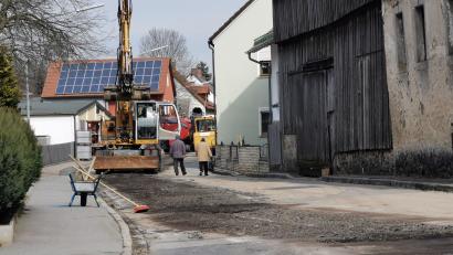 Bild: gz
In der gesperrten Brennerstraße sind nun wieder Baufahrzeuge unterwegs.