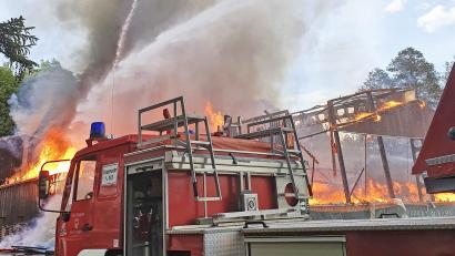Bild: Peggy Biczysko/fph
Die Drehleiter reicht weit, wie hier beim Großbrand der Marktredwitzer Tennishalle im vergangenen Jahr, aber nicht in allen Fällen weit genug. So wie damals, als der Feuerteufel in Oberredwitz umging und die Wehr aus dem tschechischen Karlsbad zu Hilfe eilen musste.