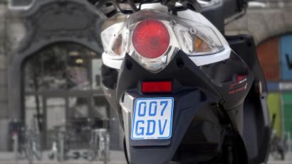 Symbolbild: GDV DL/dpa
Seit 1. März sind die alten blauen Versicherungskennzeichen ungültig.