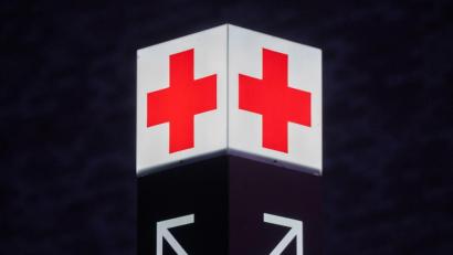 Bild: Julian Stratenschulte/dpa/Symbolbild
Ein Pfeil weist den Weg zur Notaufnahme eines Krankenhauses.