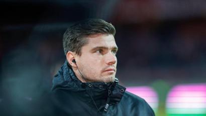 Bild: Daniel Löb/dpa/Archivbild
Der Nürnberger Trainer Robert Klauß im Gespräch mit den TV Moderatoren von Sky Sport.