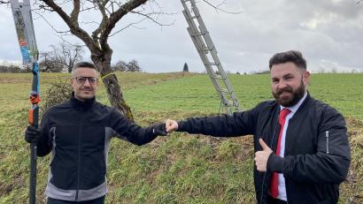 Bild: Alexander Lang/exb
Torsten Bär (links) hilft der Stadt Neustadt freiwillig bei der Baumpflege. Von Bürgermeister Sebastian Dippold bekam er zum Einstand am Breiten Weg eine Astsäge.