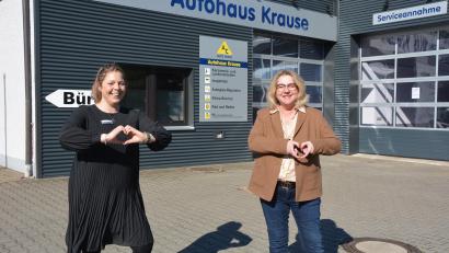 Bild: jr
Nadine Krause-Göbler (links) und AWO-Geschäftsführerin Heike Laube bilden mit ihren Händen ein Herz für die Menschen in der Ukraine. Gemeinsam starten sie von Mitterteich aus eine Hilfsaktion. Spenden werden am Dienstag und Donnerstag, 8. und 10. März, im Autohaus Krause und im „Haus der Pflege“ entgegengenommen.