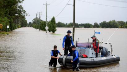 Bild: Dan Himbrechts/AAP/dpa
Polizisten In Australien patrouillieren im Hochwasser.