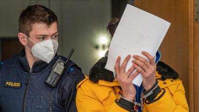 Bild: Armin Weigel/dpa
Der Angeklagte geht in den Verhandlungssaal des Landgerichts.