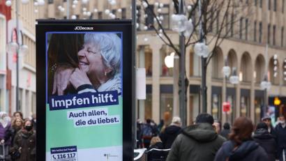 Bild: Oliver Berg/dpa
„Impfen hilft. Auch allen, die du liebst“ - Die Sieben-Tage-Inzidenz ist indes wieder leicht gestiegen.