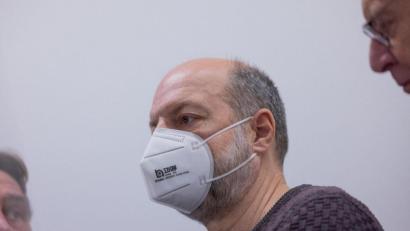 Bild: Rolf Vennenbernd/dpa
Der Angeklagte Thomas Drach (M) muss sich wegen vier Überfällen auf Geldtransporter vor Gericht in Köln verantworten.