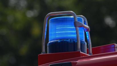 Bild: Robert Michael/dpa-Zentralbild/ZB/Symbolbild
Ein Blaulicht leuchtet auf dem Dach eines Einsatzfahrzeugs der Feuerwehr.