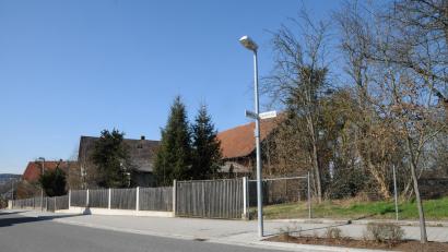 Bild: bey
Auf dem Grundstück an der Sandstraße mit dem ehemaligen Bauernhof soll eine Eigentumswohnanlage mit elf Wohnungen und den entsprechenden Stellplätzen gebaut werden.