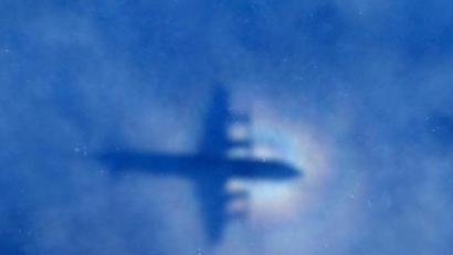 Bild: ROB GRIFFITH/EPA pool/dpa
Eine Maschine der Royal New Zealand Air Force P3 Orion sucht nach der vermissten Maschine des Flugs MH370 der Malaysia Airlines.