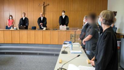 Bild: Oliver Dietze/dpa
Wegen versuchter Morde an sechs Patienten und gefährlicher Körperverletzung ist ein ehemaliger Krankenpfleger (2.v.r.) zu einer lebenslangen Freiheitsstrafe verurteilt worden.