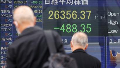 Bild: Rodrigo Reyes Marin/ZUMA Press Wire/dpa
Die asiatische Leitbörse in Tokio erleidet starke Verluste.