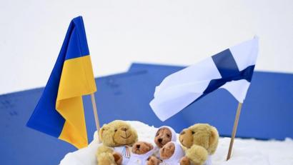 Bild: Vesa Moilanen/Lehtikuva/dpa
Fahnen der Ukraine und Finnlands in Kontiolahti neben den Weltcup-Maskottchen im Schnee.