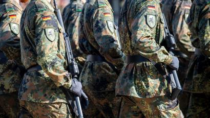 Bild: Sina Schuldt/dpa
Soldaten der Bundeswehr laufen über den Appellplatz im niedersächsischen Seedorf.