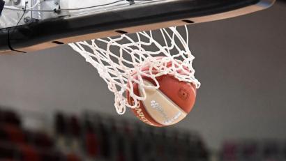 Bild: Thomas Kienzle/dpa/Symbolbild
Ein Basketball landet im Korb.