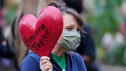 Bild: Darron Cummings/AP/dpa
Eine Frau hält bei einem Proteste gegen Rassismus einen Luftballon in Gedenken an die Verstorbene.