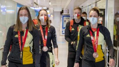 Bild: Helmut Fricke/dpa
Denise Herrmann, Franziska Preuß, Roman Rees und Vanessa Hinz (l-r) kommen nach den Winterspielen am Frankfurter Flughafen an.