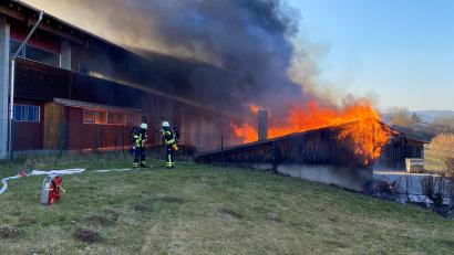 Bild: Feuerwehr Landkreis Cham
Ein Großbrand in Bad Kötzting zerstörte am Donnerstag, den 3. März 2022 eine der beiden Hallen des Bad Kötztinger Recyclinghofes.