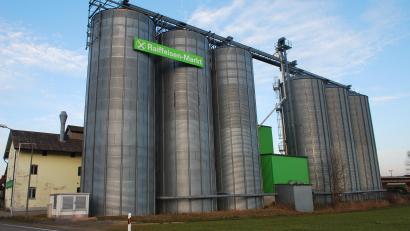 Bild: tss
Russland ist ein bedeutender Exporteur von Dünger und Düngemittel-Zwischenprodukten. Der Krieg in der Ukraine wirkt sich daher auch auf die Warenabteilung der Raiffeisenbank Neustadt-Vohenstrauß aus, hier der Raiffeisen-Markt in Albersrieth.